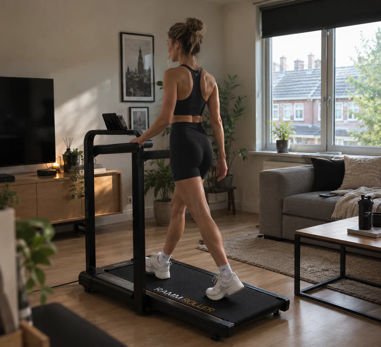 Achteraanzicht van een vrouw die op de comparunner Fold wandelt, tussen het tv-meubel en de bank