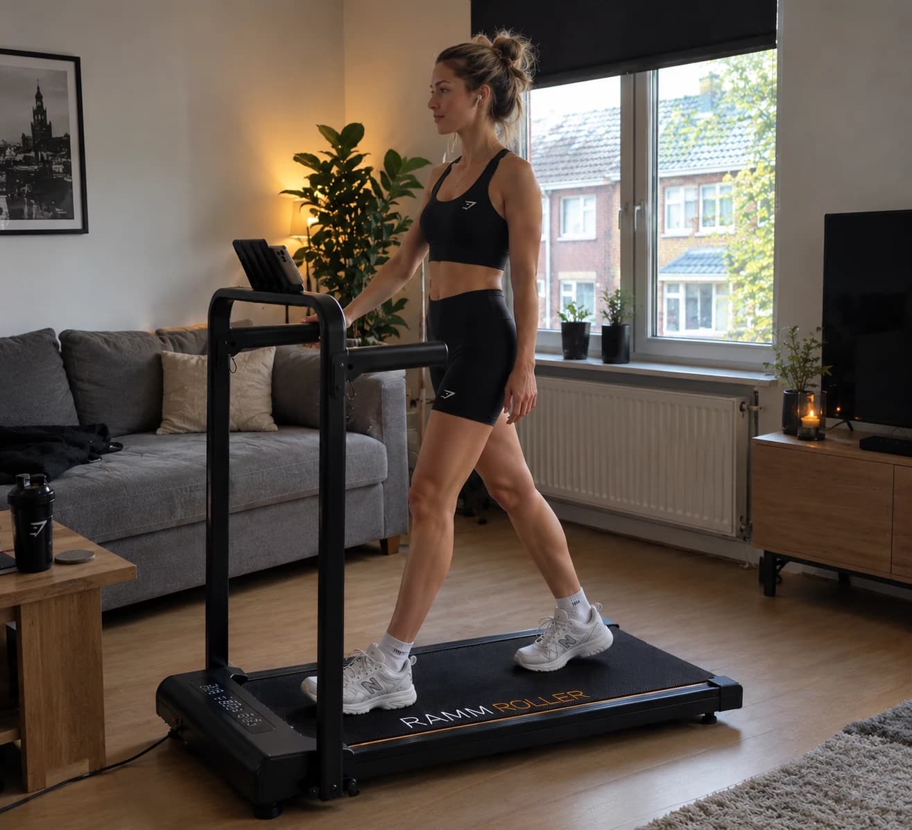 Vrouw in sportkleding wandelt op de uitgeklapte comparunner Fold in haar woonkamer