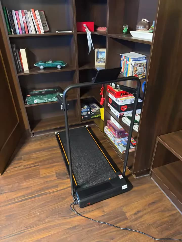 De loopband in een thuiskantoor met boekenkast