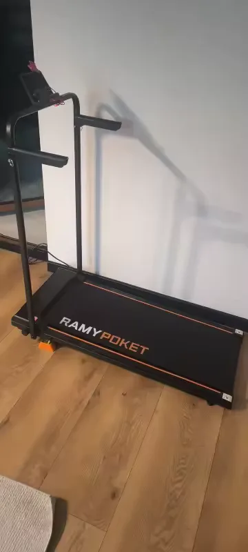 De loopband met handgrepen in een woonkamer